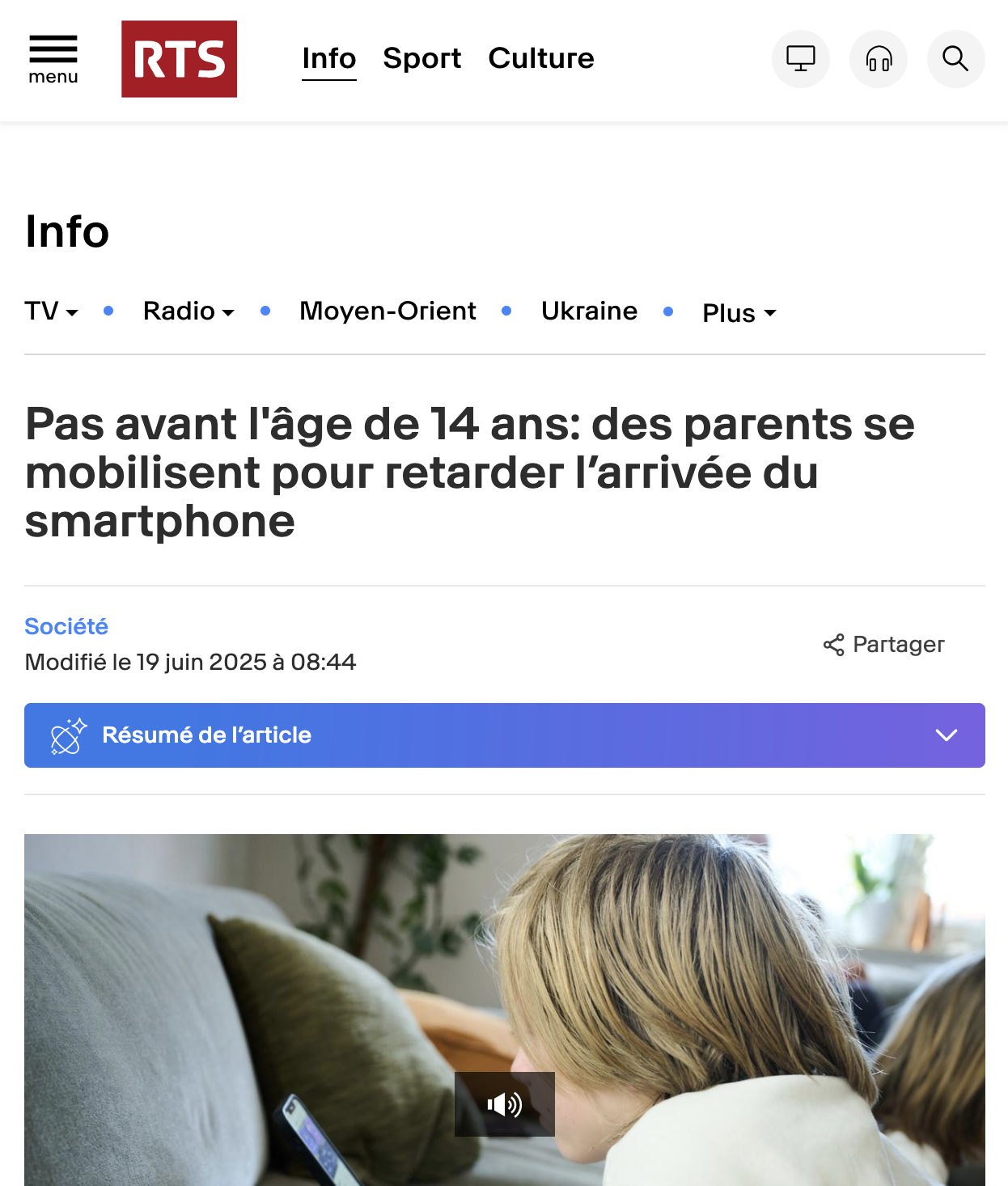 Not before 14: parents rally to delay smartphone use